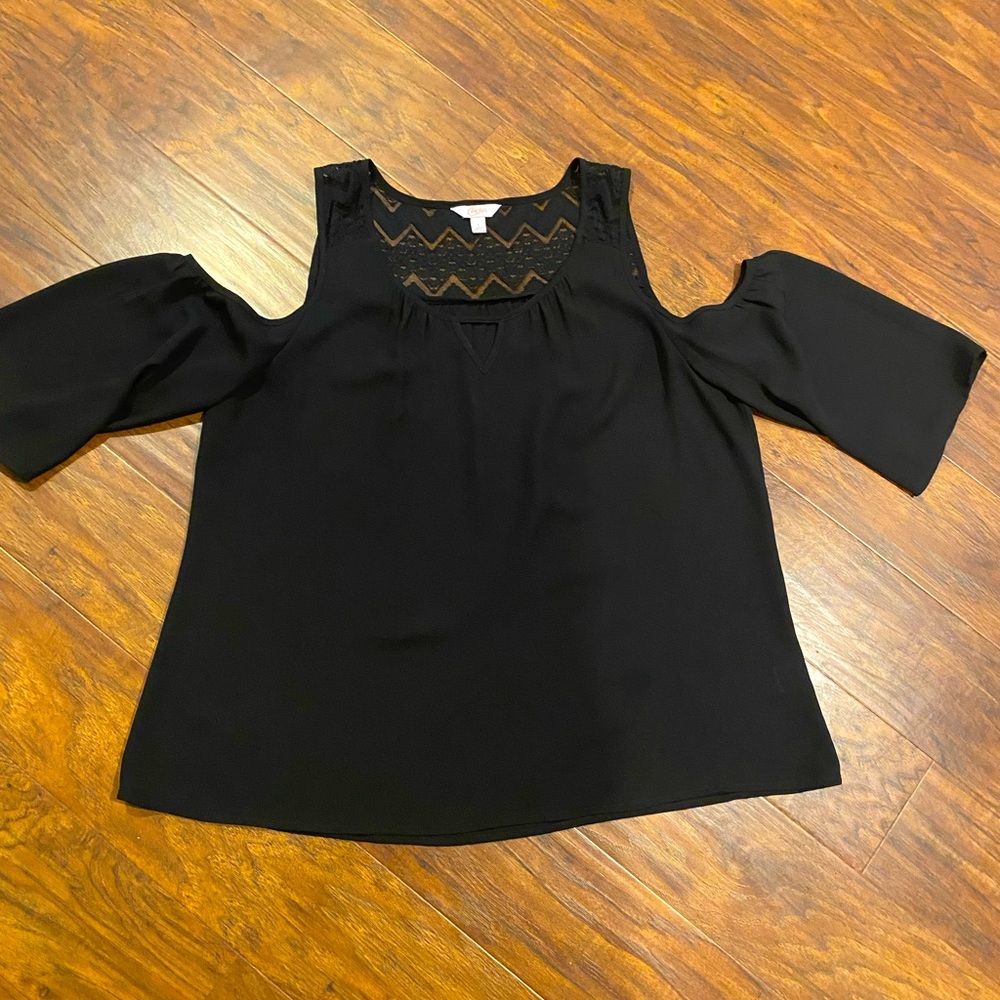 Open shoulder blouse with sleeves